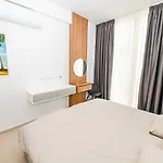 Cost Luxury 239 Palasë