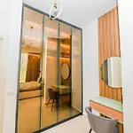 Cost Luxury 239 * Palasë