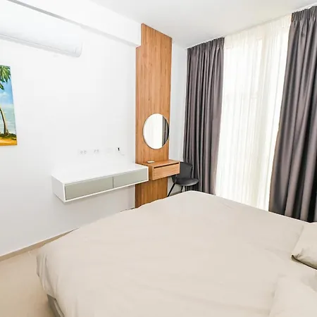 Cost Luxury 239 Palasë