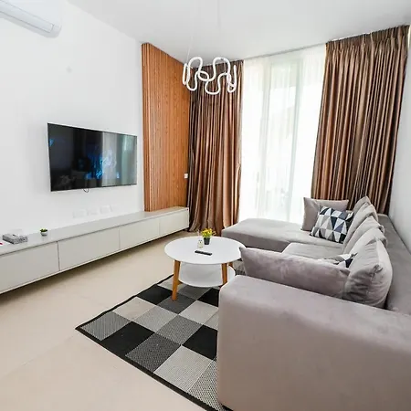 Cost Luxury 239 Palasë